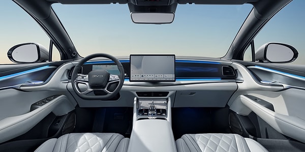 BYD SEALION 7, Türkiye’ye özel olarak geliştirilen 160 kW gücündeki arkadan itişli Design versiyonuyla 2 milyon 389 bin TL’den satışa çıkıyor.