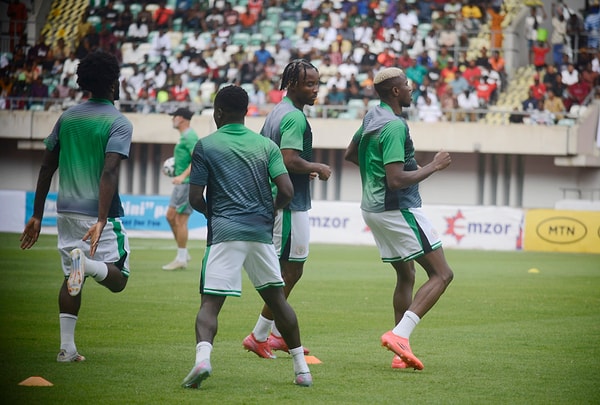 Milli takım oyuncuları kamp koşullarında da şikayetçi.