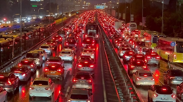 Hem yağışlı hava hem de trafik kazaları, trafiğin artmasına neden oluyor.